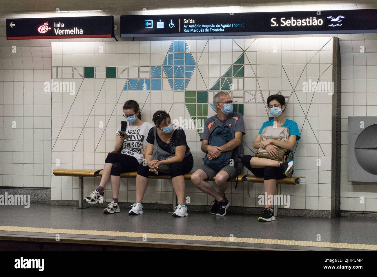 In Portugal sind Gesichtsmasken auf öffentlichen Verkehrsmitteln obligatorisch, wie hier auf der Metro in Lissabon zu sehen. Europa erwartet eine herbstliche Welle von Coronavirus-Infektionen. Bedenken bestehen hinsichtlich der Verbreitung einer neuen omicron-Covid-Variante, BA.2,75, auch bekannt als Centaurus. Anna Watson/Alamy Stockfoto