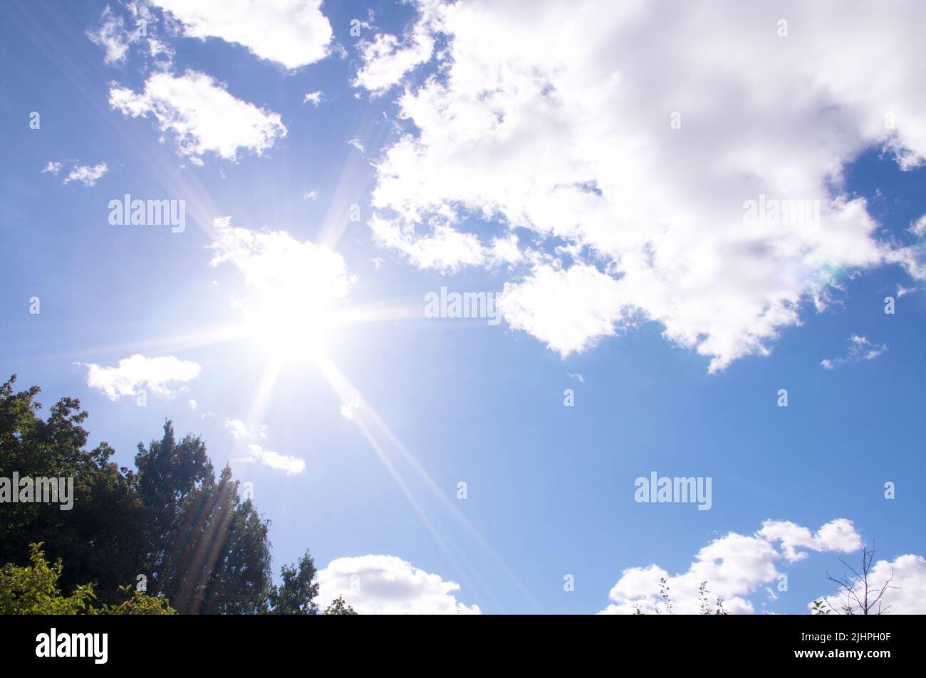Helle Sonne und blauer Himmel mit Wolken. Konzept der anormalen Hitze Stockfoto