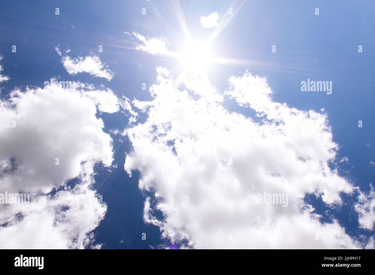 Helle Sonne und blauer Himmel mit Wolken. Konzept der anormalen Hitze Stockfoto