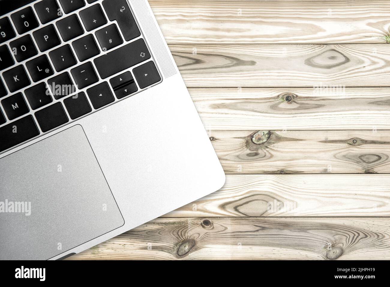 Laptop Notebook Aufkleber Nachbildung Holzhintergrund. Flache Schablone für den Büro-Arbeitsplatz Stockfoto