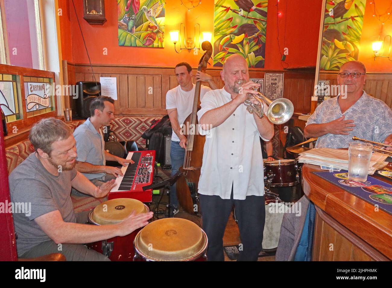 Live-Jazzmusik im traditionellen Pub der Trauben, A Porters Ale House, 60 Roscoe Street , Liverpool, Merseyside, England, Großbritannien, L1 9DW Stockfoto