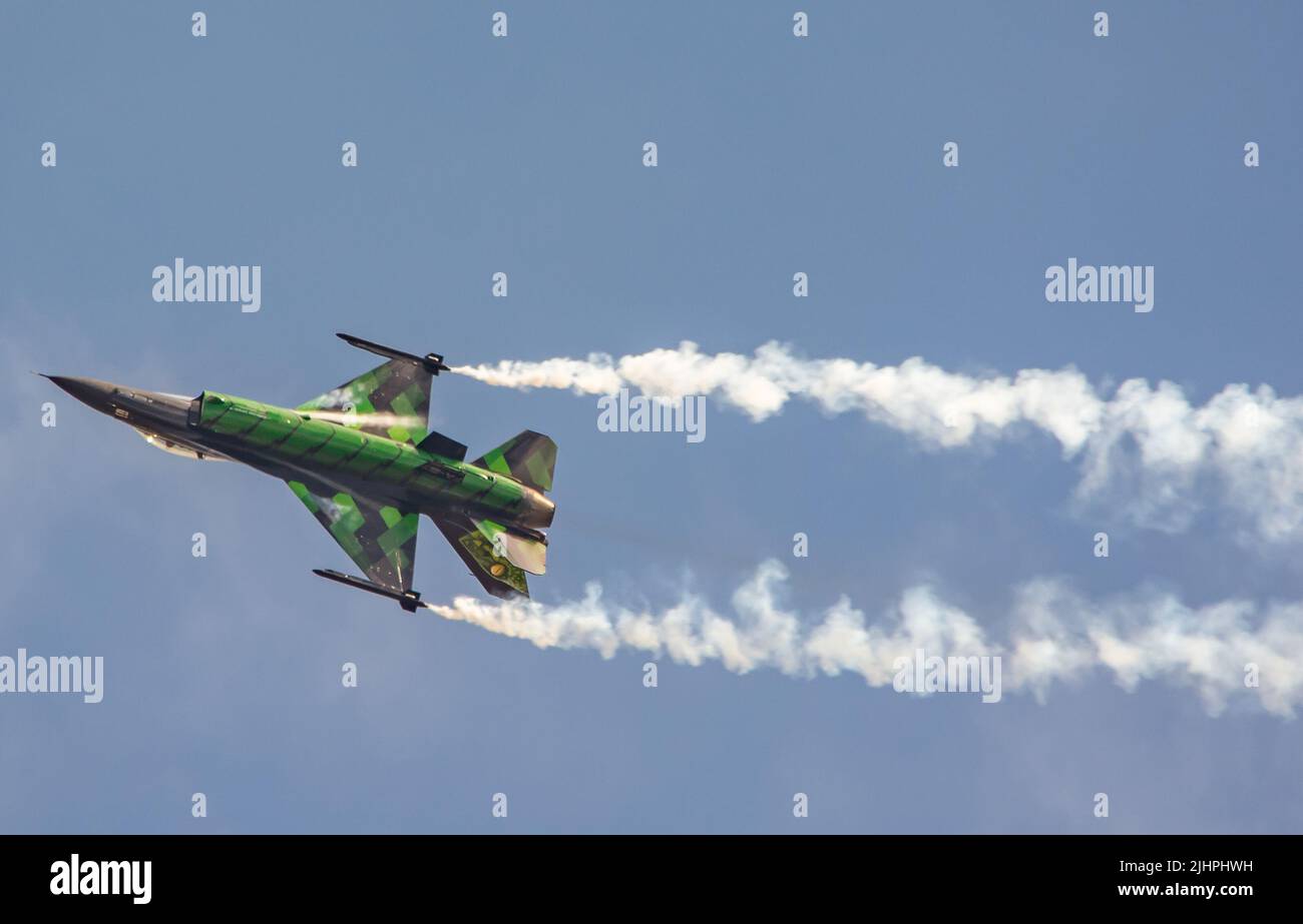 Das belgische F16 Demo-Team fliegt auf dem int Air Tattoo 2022 mit der Viper bemalt F16 Jet. Sieht toll aus. Stockfoto