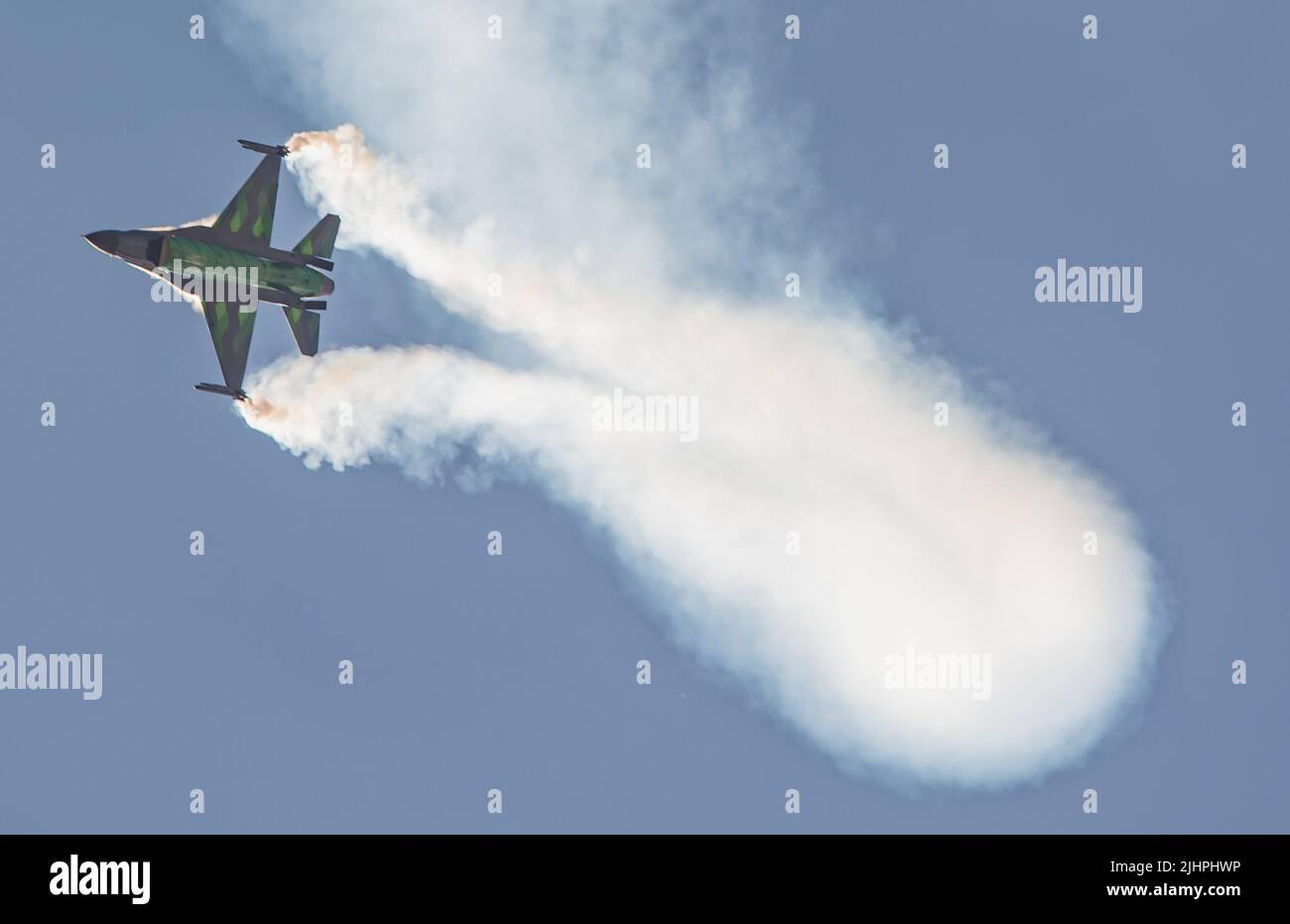 Das belgische F16 Demo-Team fliegt auf dem int Air Tattoo 2022 mit der Viper bemalt F16 Jet. Sieht toll aus. Stockfoto
