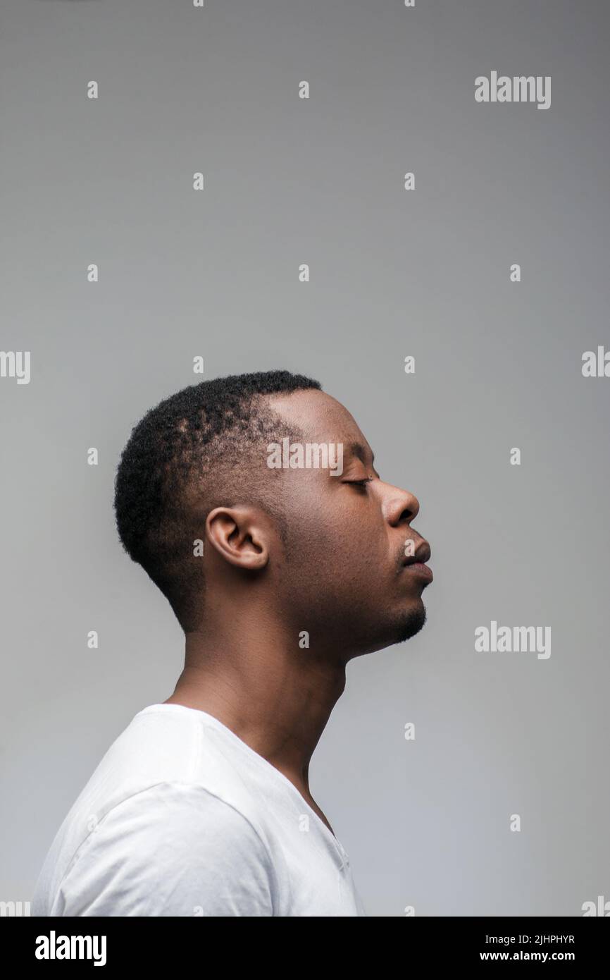 Der afrikanische Mann konzentrierte sich auf neue Ideen. Profil Stockfoto