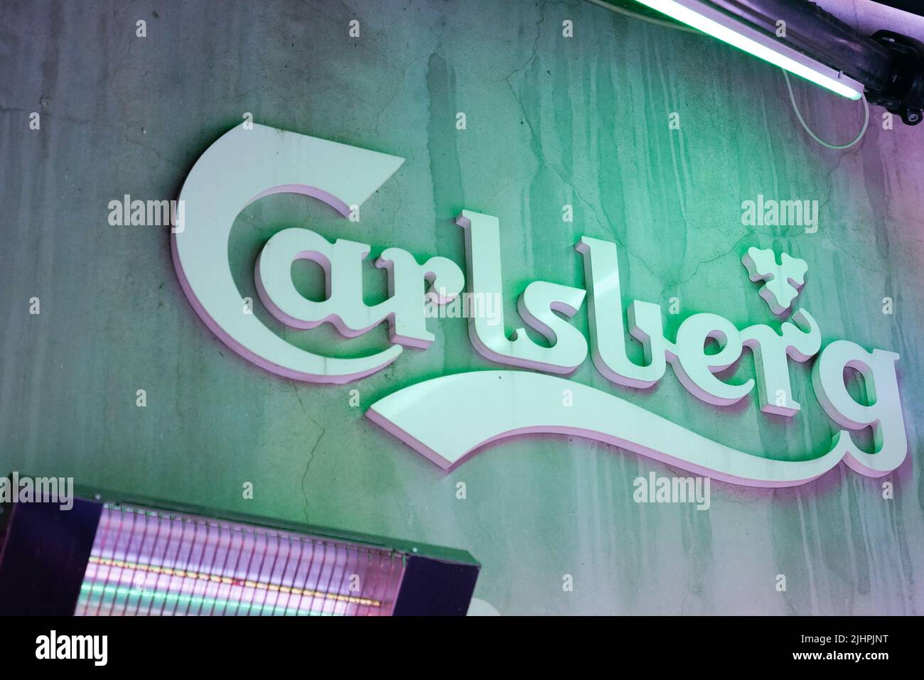 Bordeaux , Aquitaine Frankreich - 06 25 2022 : Carlsberg Beer irisches Schild Text und Markenlogo an der Fassade Wand Gebäude Bar Eingang Pub Restaurant Stockfoto