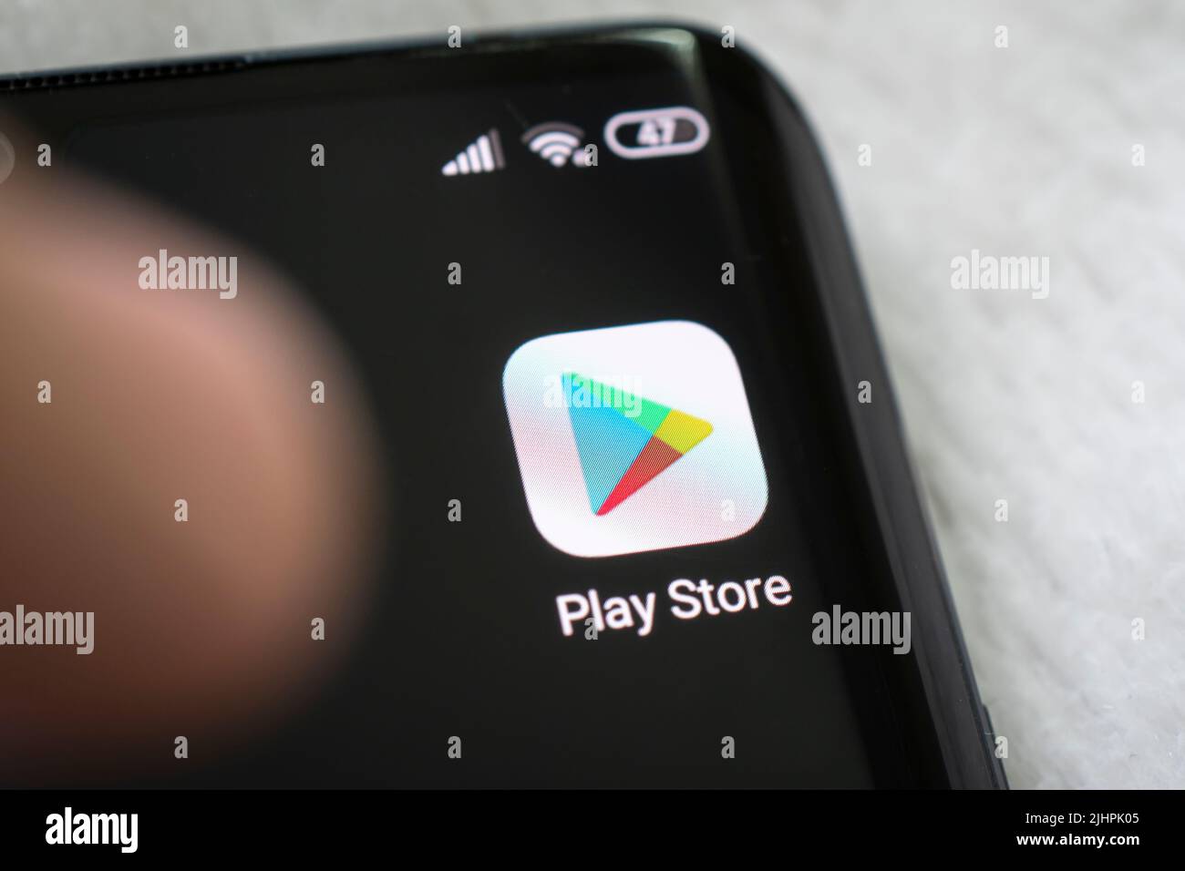 17. Februar 2021, Barnaul, Russland: Google Play Store App auf dem Bildschirm eines schwarzen Smartphones. Stockfoto