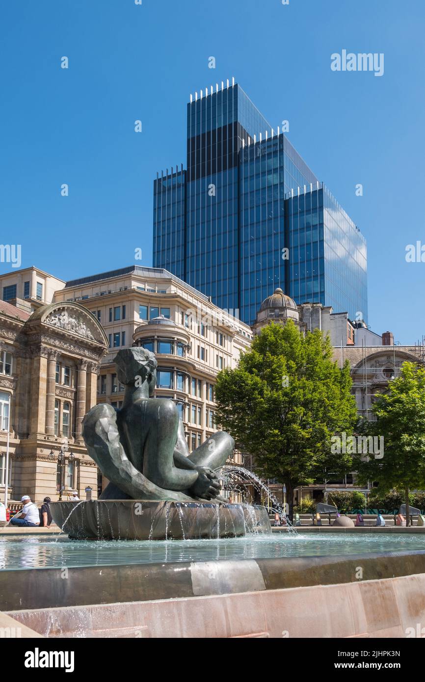 Die Floozie im Whirlpool am Victoria Square, Birmingham mit dem Council House und der 103 Colmore Row im Hintergrund Stockfoto