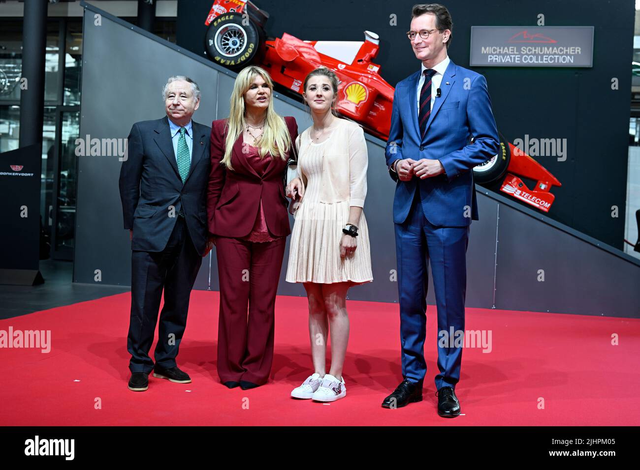 Köln, Deutschland. 20.. Juli 2022. Hendrik Wüst (CDU, r), Ministerpräsident von Nordrhein-Westfalen, empfängt Michael Schumachers Frau Corinna und Tochter Gina sowie den ehemaligen Ferrari-Teamchef Jean Todt (l.) bei MOTORWORLD. Formel-1-Rekordweltmeister Schumacher erhält den Staatspreis Nordrhein-Westfalen. Quelle: Roberto Pfeil/dpa/Alamy Live News Stockfoto