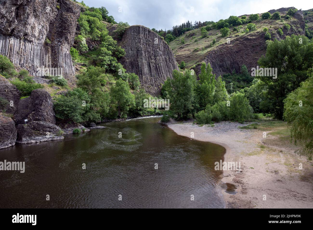 Der Allier im Département Haute-Loire in Frankreich im Frühjahr mit den Orgeln von Prades Stockfoto