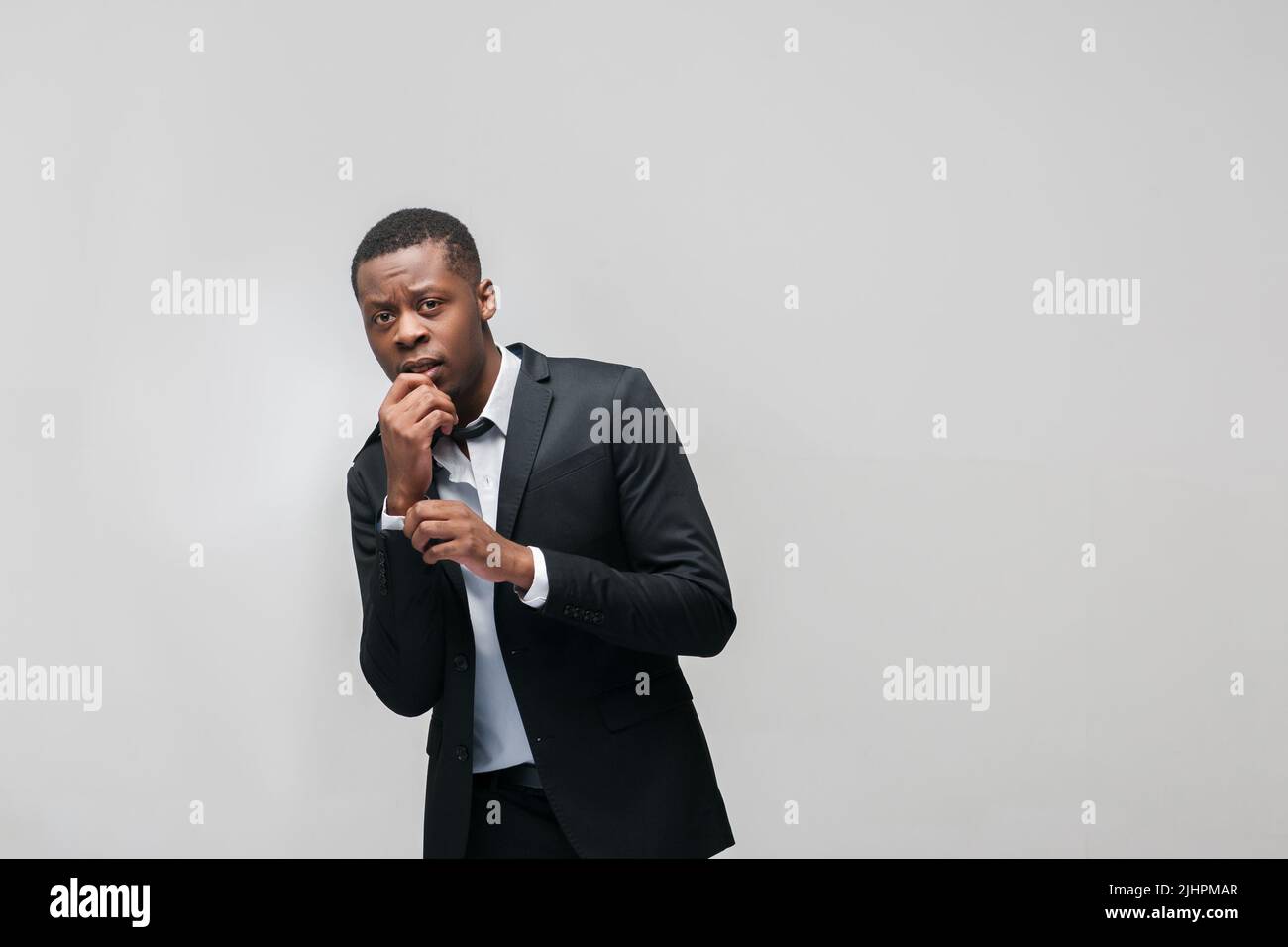 afroamerikanischer Kerl, der durch persönliche Probleme betont wird Stockfoto