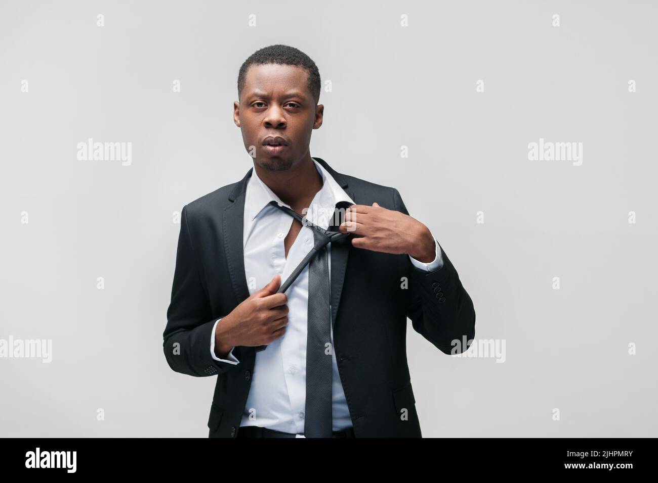 Porträt eines erschöpften afroamerikanischen Bürojungen Stockfoto