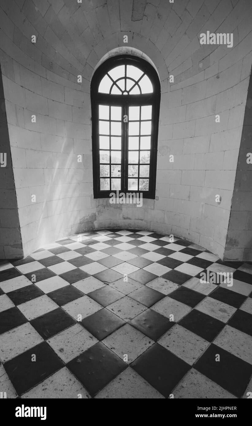 Fenster mit Blick auf den Fluss Cher in der Medici-Galerie im Chateau de Chenonceau im Loire-Tal, Zentralfrankreich. Stockfoto