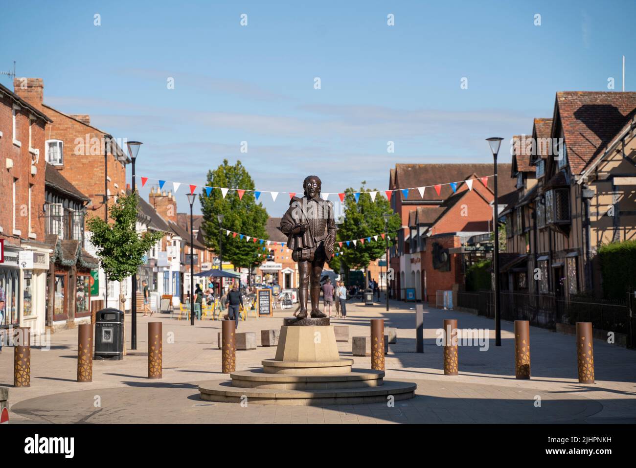 Die William Shakespeare Statue in Stratford-upon-Avon, West Midlands, England, Großbritannien. Die Statue hatte große Augen, die als Streich auf seinem Gesicht klebten. Stockfoto