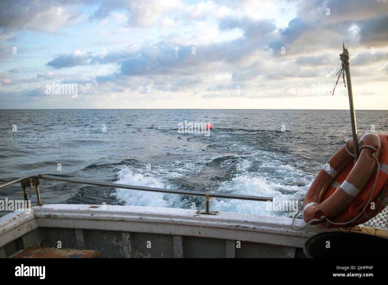 Lange Boje im Meer Stockfoto