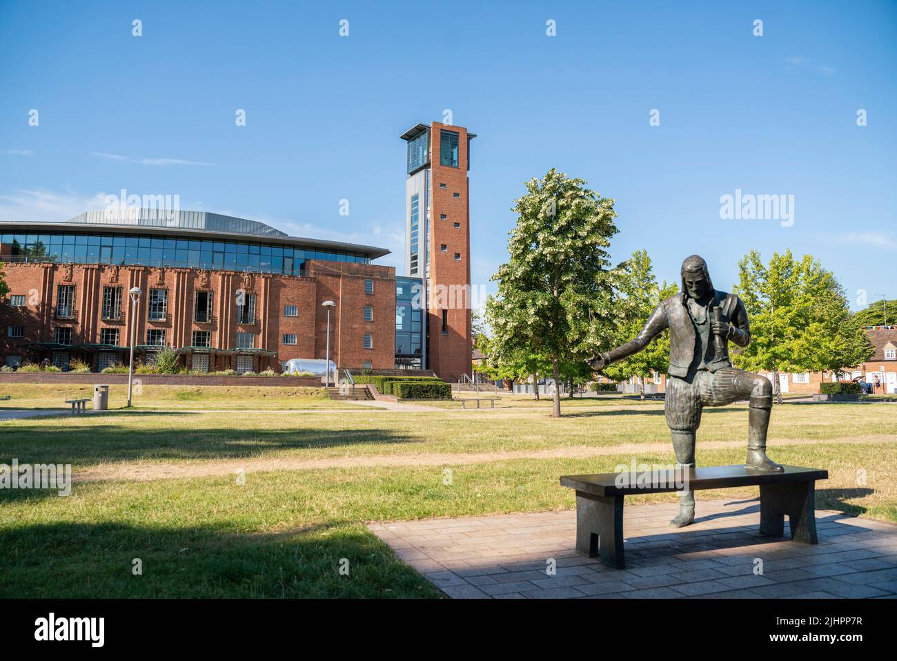 Gesamtansicht des Theaters der Royal Shakespeare Company (RSC) mit einer Statue von William Shakespeare im Vordergrund in Stratford-upon-Avon, England Stockfoto