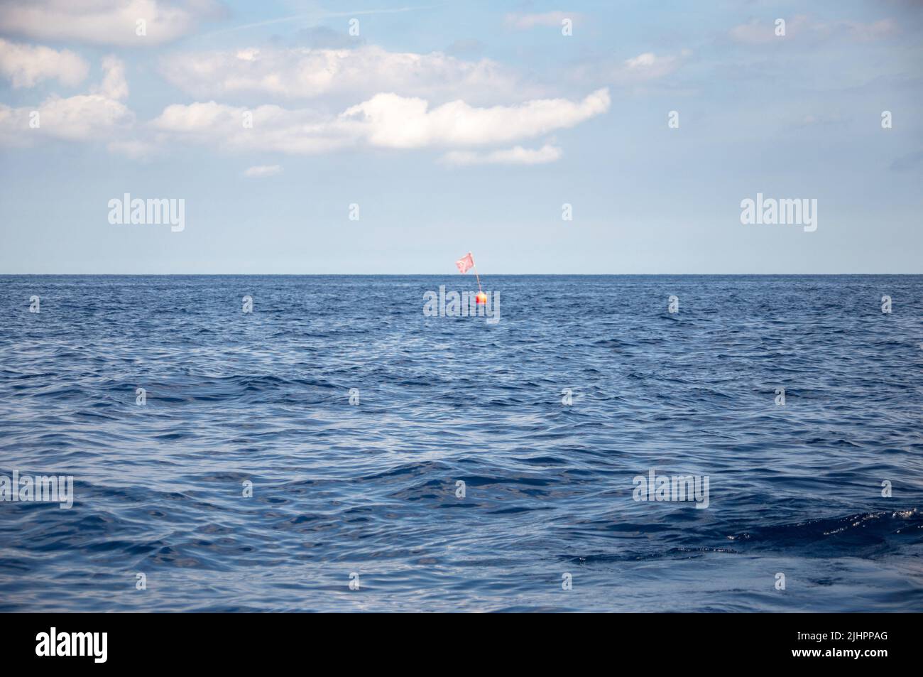 Lange Boje im Meer Stockfoto