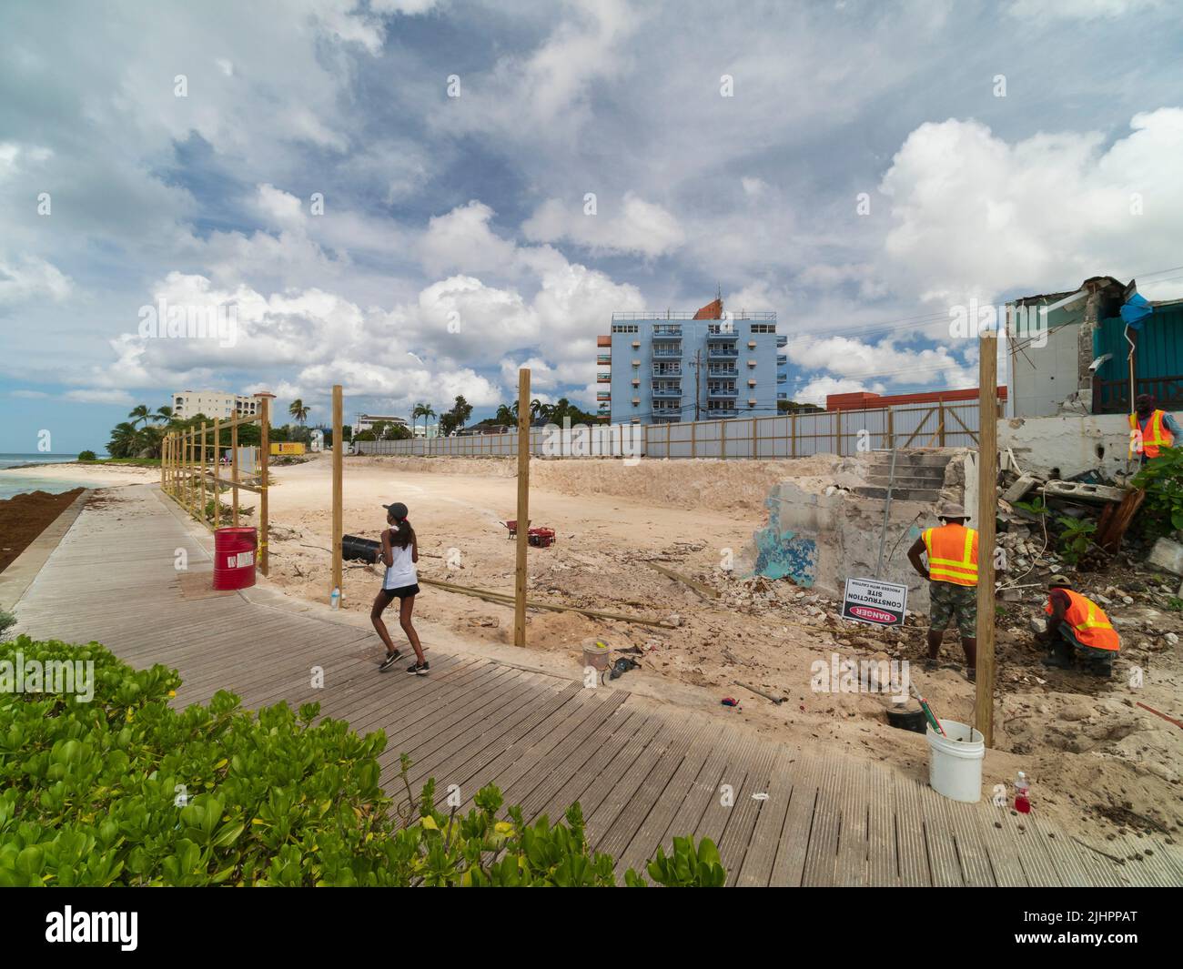 Barbados, karibische Insel - Westküste. Der Sir Richard Haynes Boardwalk, Hastings. Baustelle neben der Promenade. Stockfoto