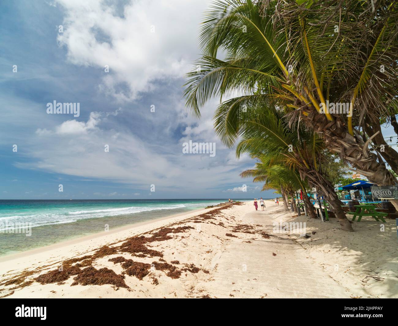 Barbados, karibische Insel - Westküste. Der Sir Richard Haynes Boardwalk, Hastings. Abschnitt mit Sand bedeckt. Stockfoto