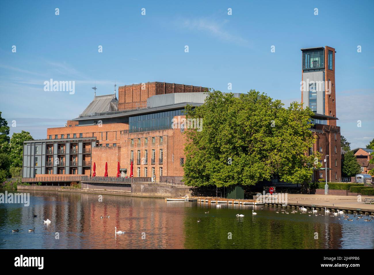 Allgemeine Ansicht des Theaters der Royal Shakespeare Company (RSC) in Stratford-upon-Avon, England, an einem sonnigen Tag mit blauem Himmel. Stockfoto