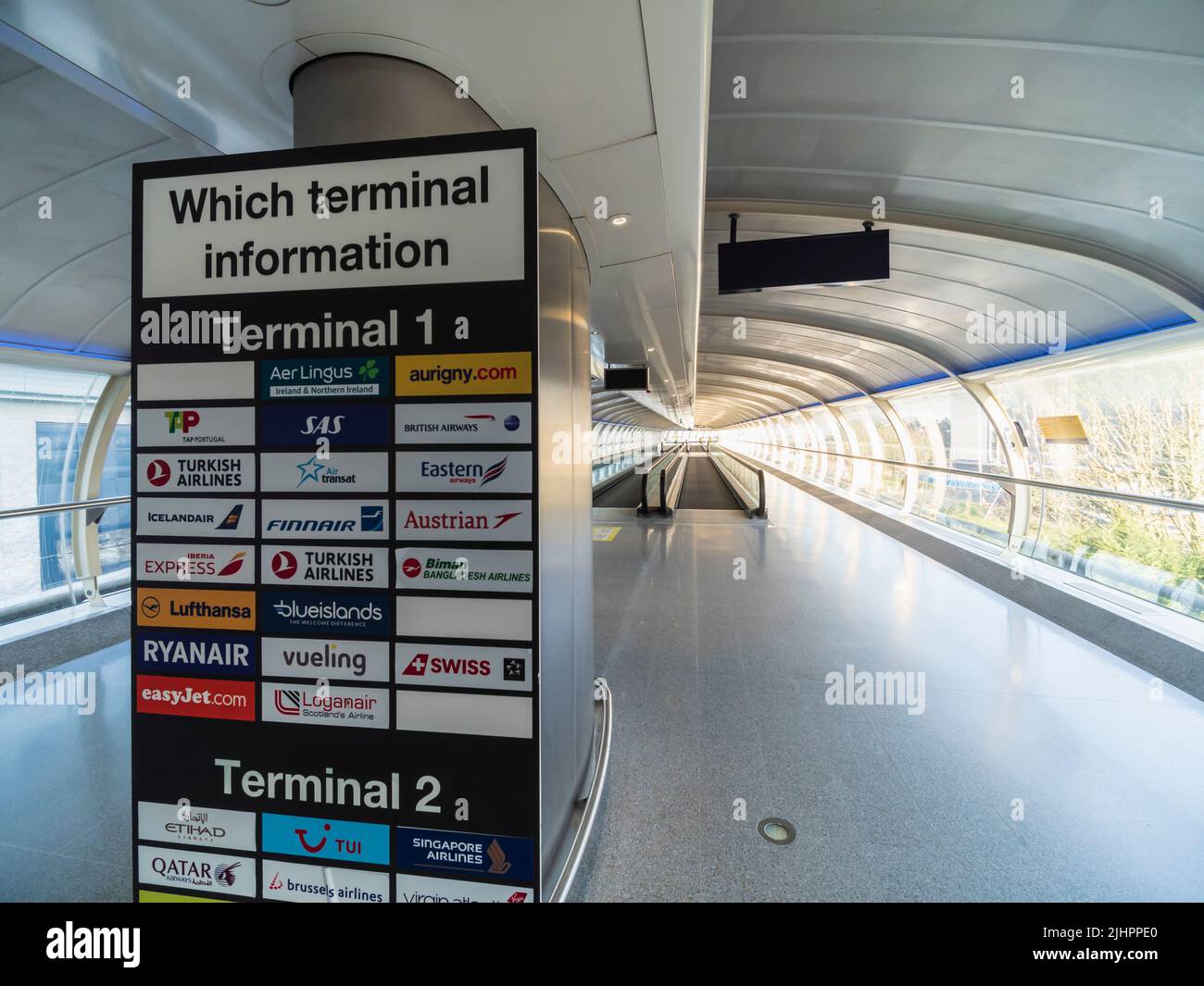 Der überdachte Travelator Walkway des Flughafens Manchester verbindet den Bahnhof, das Radisson Blu Hotel und die Terminals 1 und 2. Stockfoto