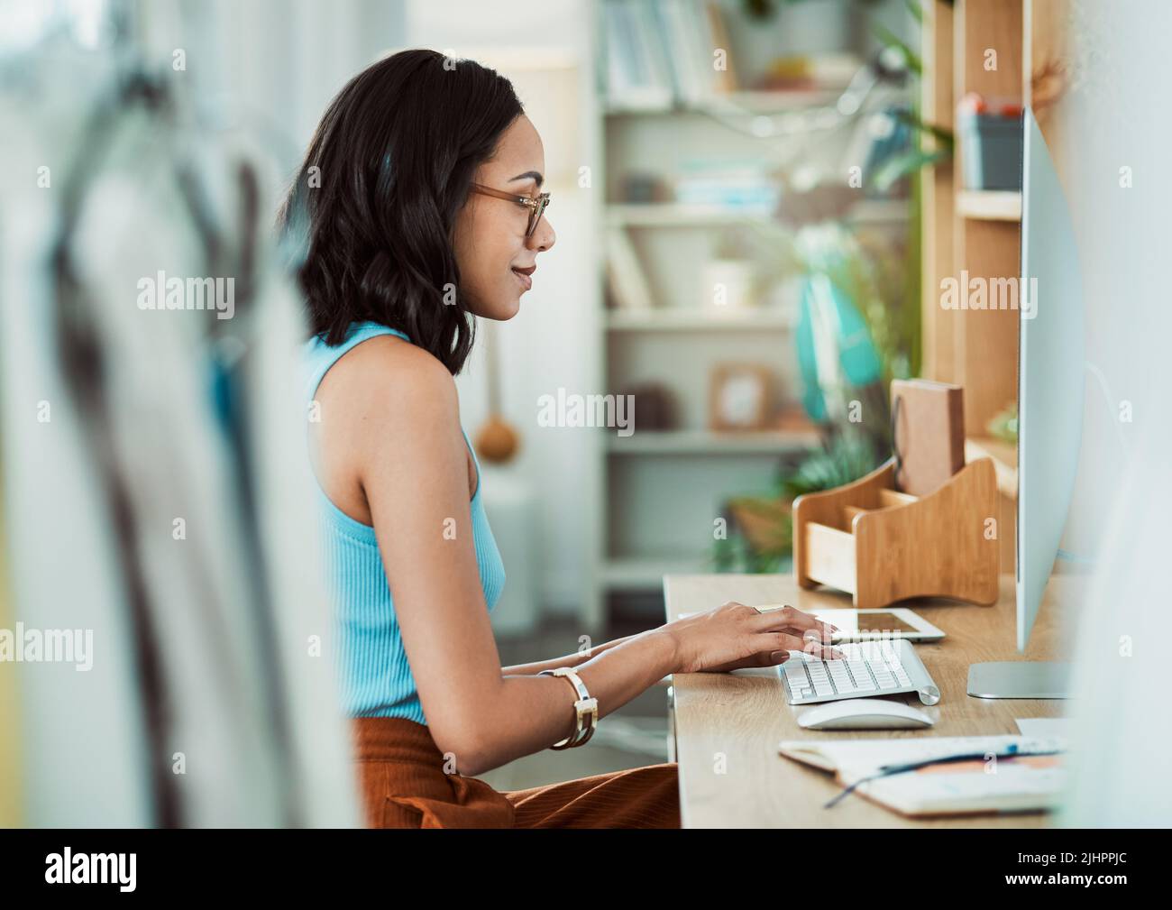 .. Stilvolle und elegante, moderne Geschäftsfrau, die im Büro oder von zu Hause aus arbeitet und gleichzeitig trendig, modisch und edgy aussieht. Stockfoto