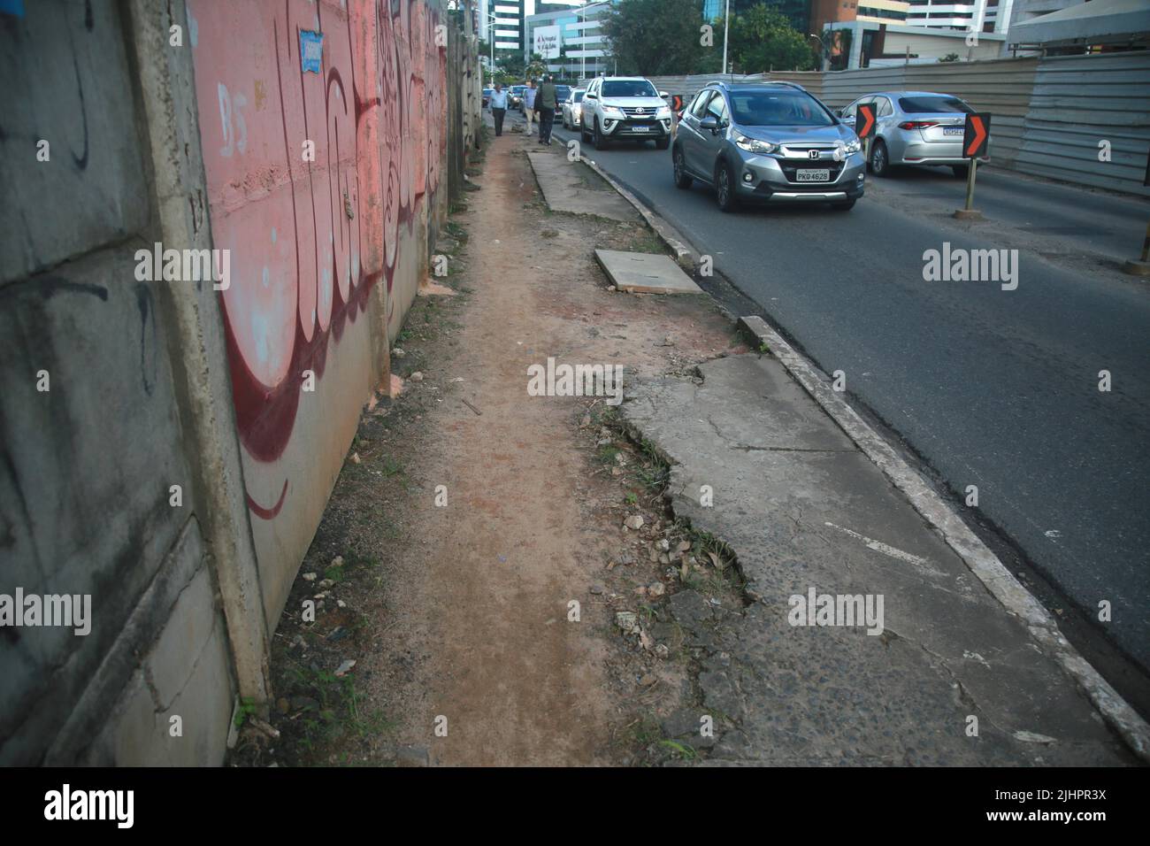 salvador, bahia, brasilien - 19. juli 2022: Fußgängerweg mit beschädigtem Boden auf einer Straße in Salvador. Stockfoto