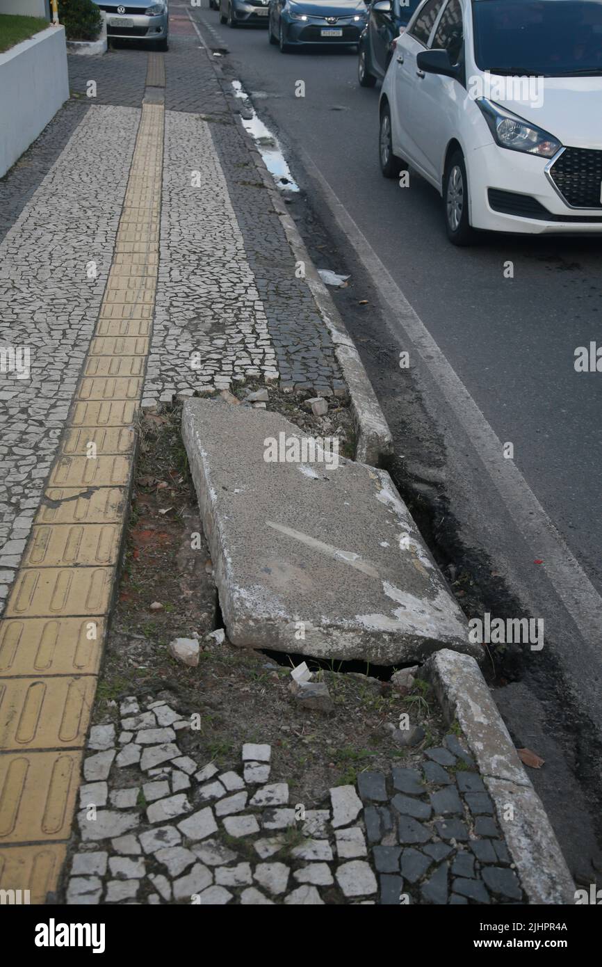 salvador, bahia, brasilien - 19. juli 2022: Fußgängerweg mit beschädigtem Boden auf einer Straße in Salvador. Stockfoto