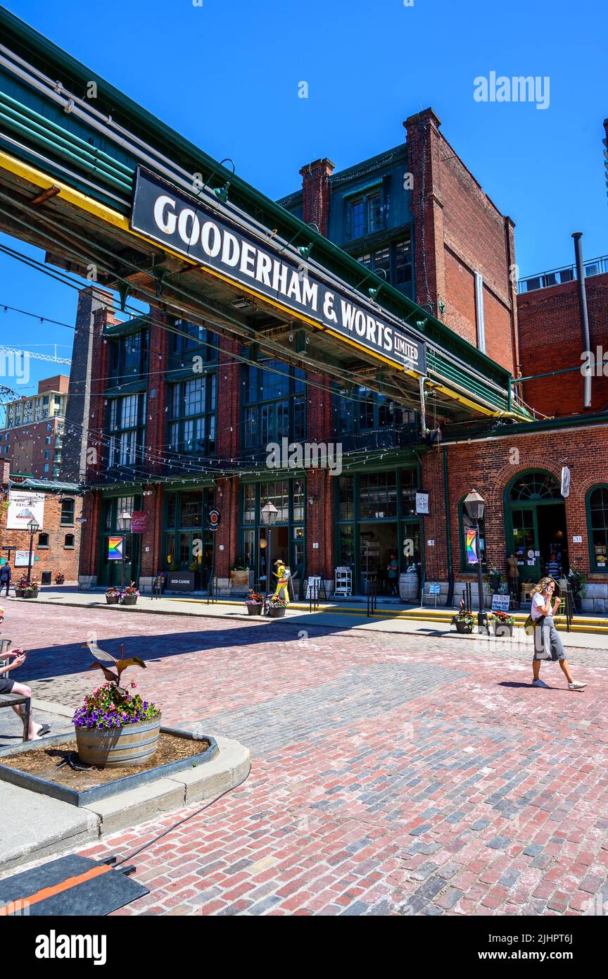 Vintage-Schilder für Gooderman & Worts in roten Backsteingebäuden im Distillery District in Toronto, Ontario, Kanada. Stockfoto