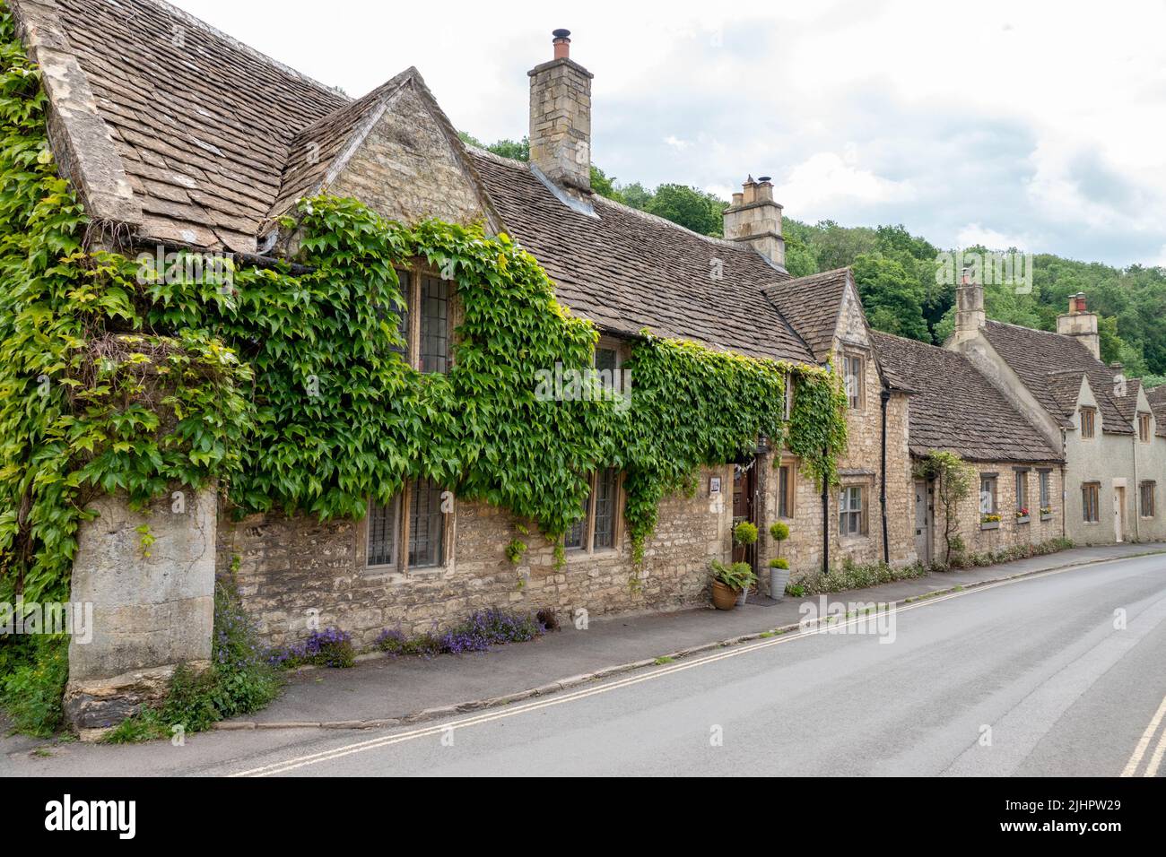 Honigfarbene Cotswold Steinhäuser in Castle Combe Wiltshire England werden oft als das schönste Dorf Englands bezeichnet Stockfoto