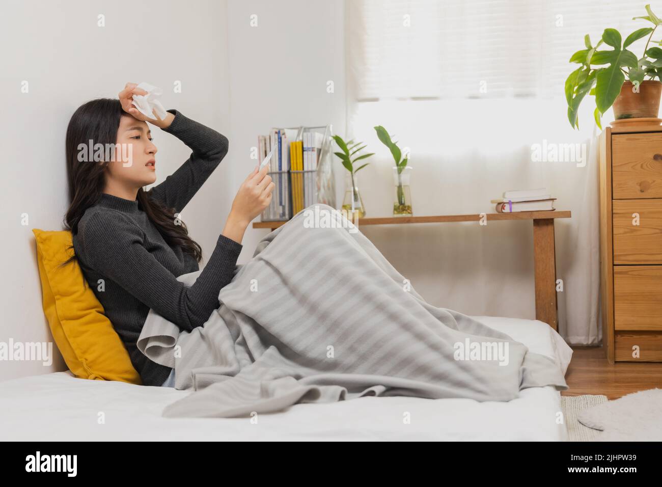 Asiatische Frau Grippe und Erkältung, Gefühl krank und schlafen im Bett zu Hause. Gefühl krank Probleme Behandlung Konzept Stockfoto