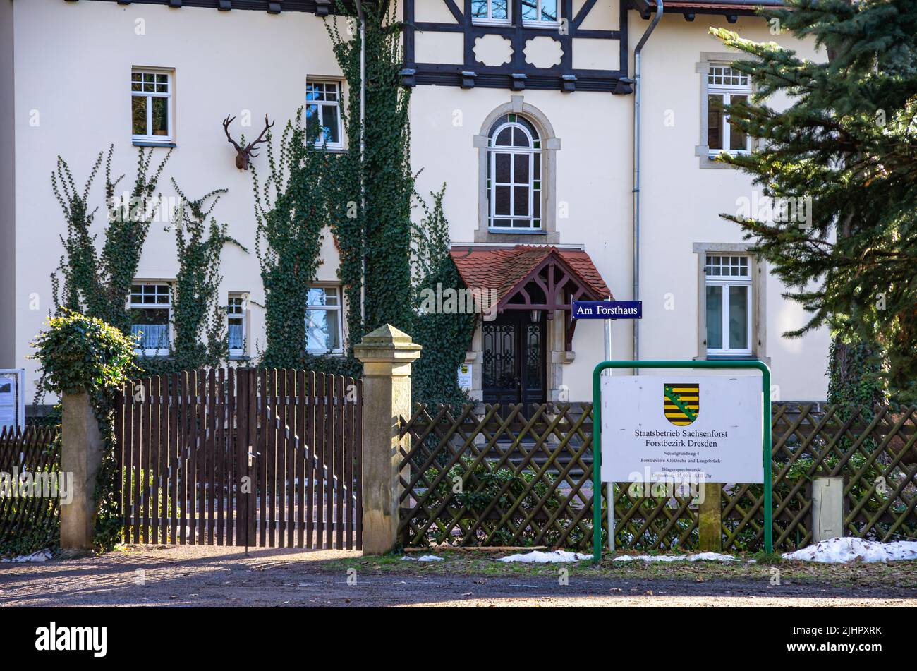 Dresden, Sachsen, Deutschland: Das Forsthaus in Klotzsche, Sitz des Staatsunternehmens Sachsenforst, Forstbezirk Dresden. Stockfoto