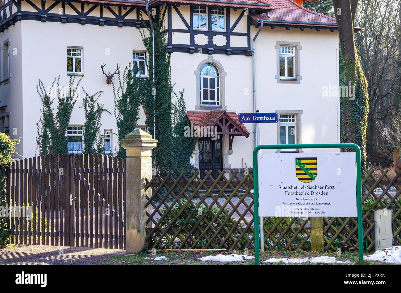 Dresden, Sachsen, Deutschland: Das Forsthaus in Klotzsche, Sitz des Staatsunternehmens Sachsenforst, Forstbezirk Dresden. Stockfoto