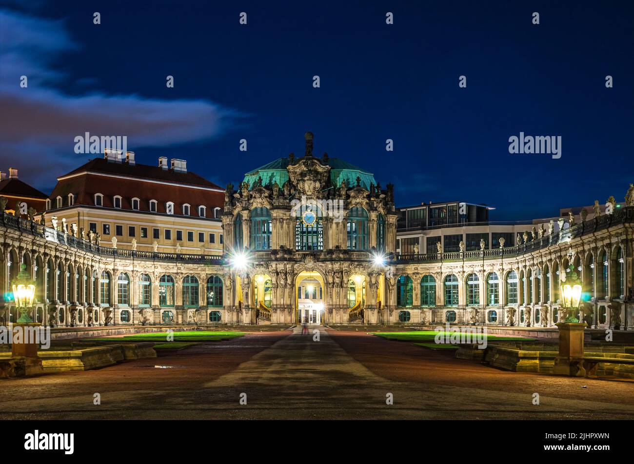 Dresden, Sachsen, Deutschland - 27. Dezember 2012: Nachtszene vor dem Pavillon des Glockenspiels im Hof des Dresdner Zwinger. Stockfoto