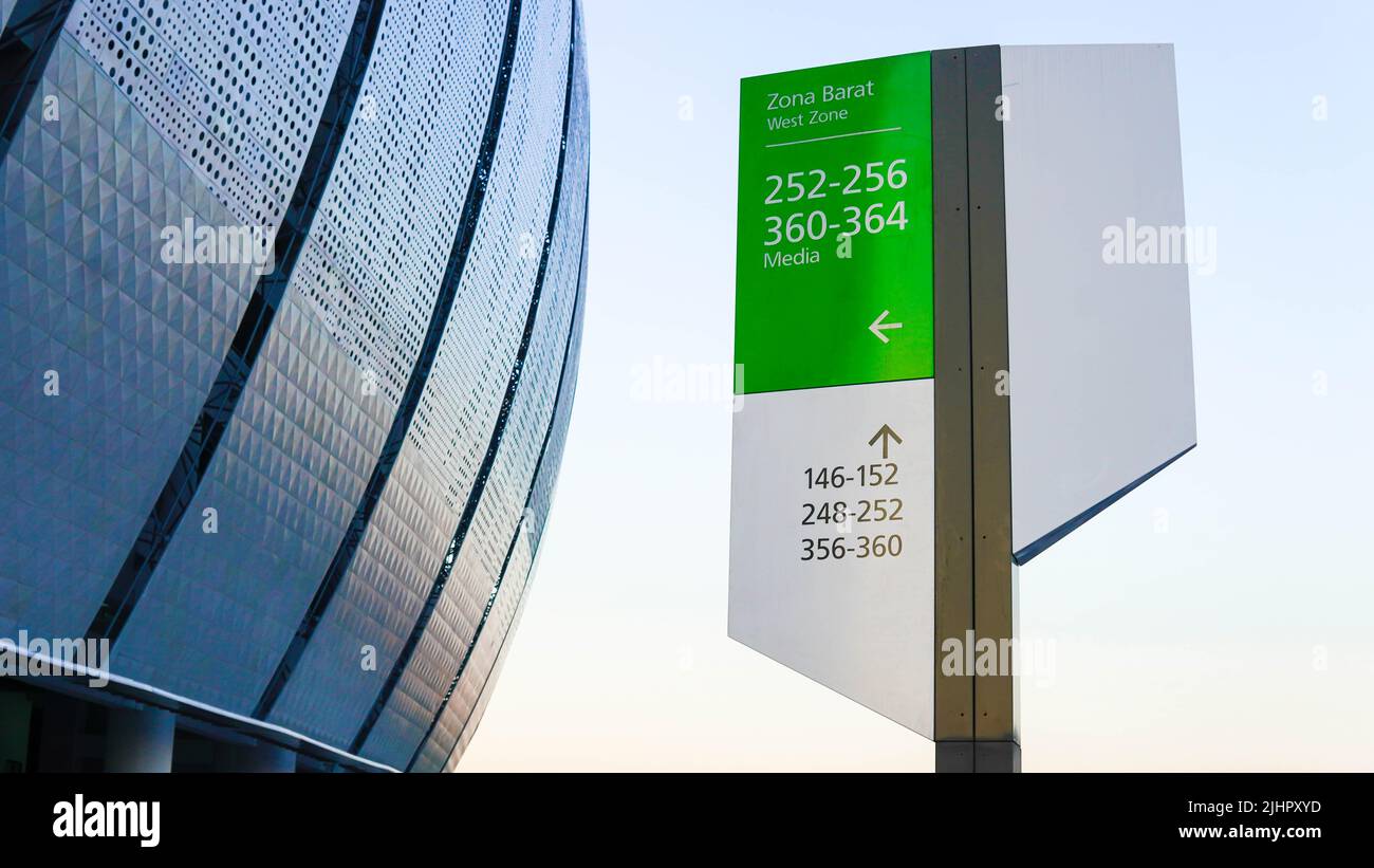 Jakarta, INDONESIEN - 14.. Juli 2022 - Jakarta Internationale Stadionmarker als Boarddirektionen und Führer Stockfoto