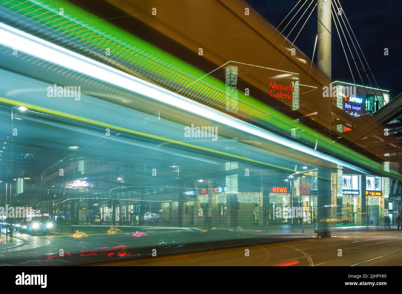 Dresden, Sachsen, Deutschland - 27. Dezember 2012: Nächtlicher Eindruck des sich bewegenden Verkehrs am Postplatz durch Langzeitbelichtung. Stockfoto