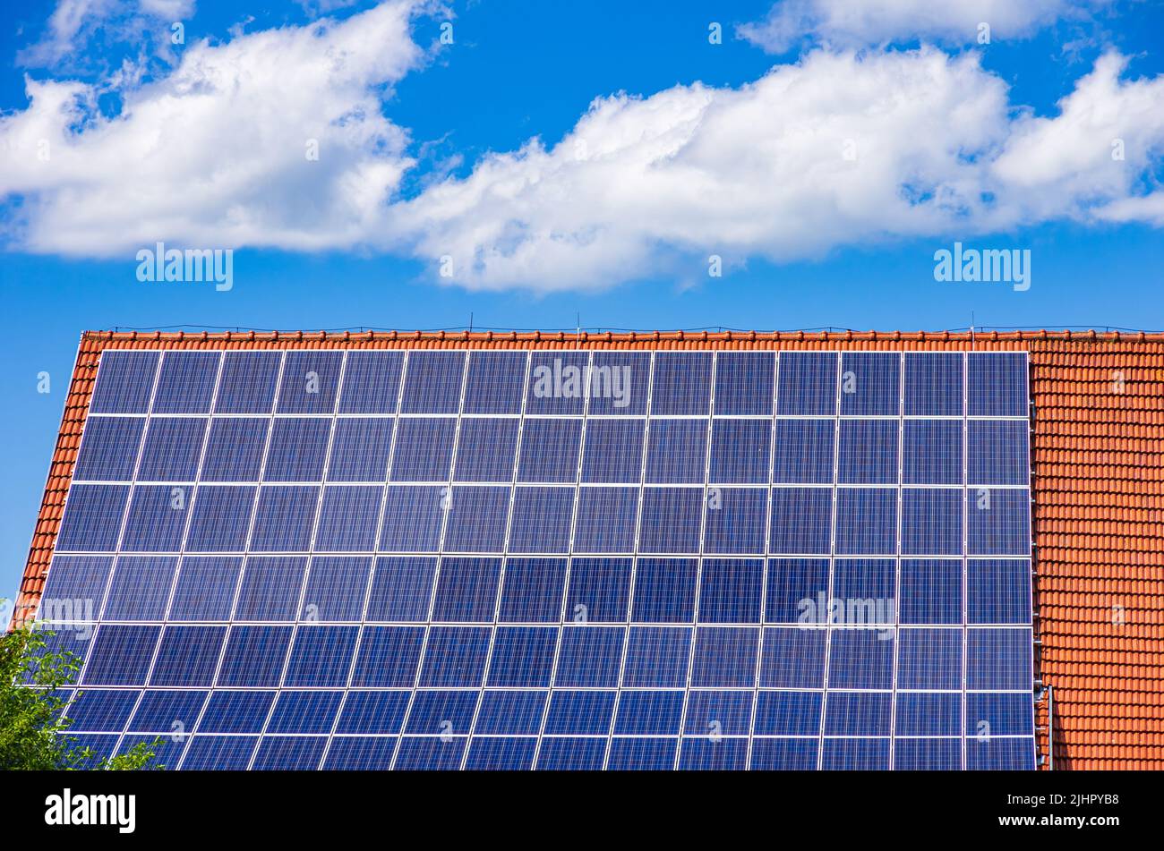 Inländische Photovoltaikanlage oder kleines Solarkraftwerk auf einem Hausdach. Stockfoto