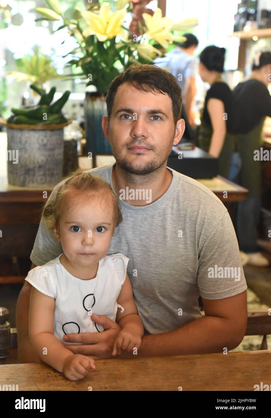 Junger Vater mit einer kleinen Tochter Stockfoto
