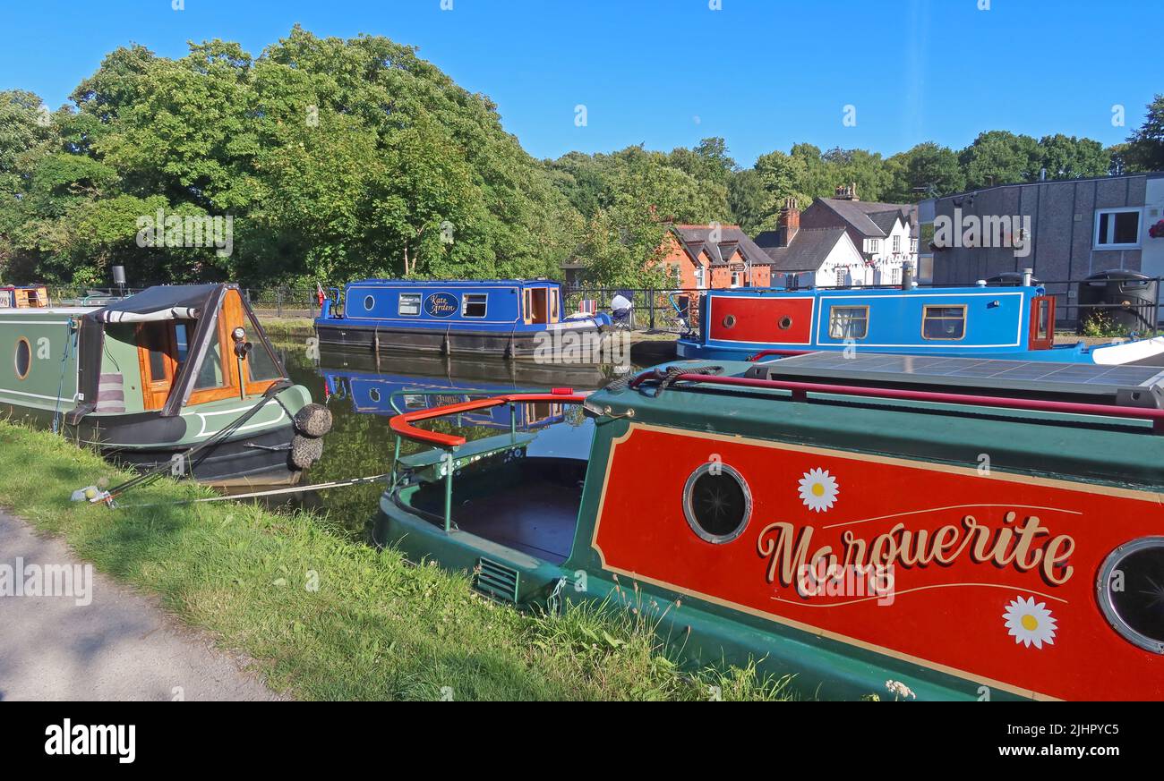 Bridgewater Canal Barges in Lymm Village, Warrington, cheshire, England, UK - Marguerite Stockfoto