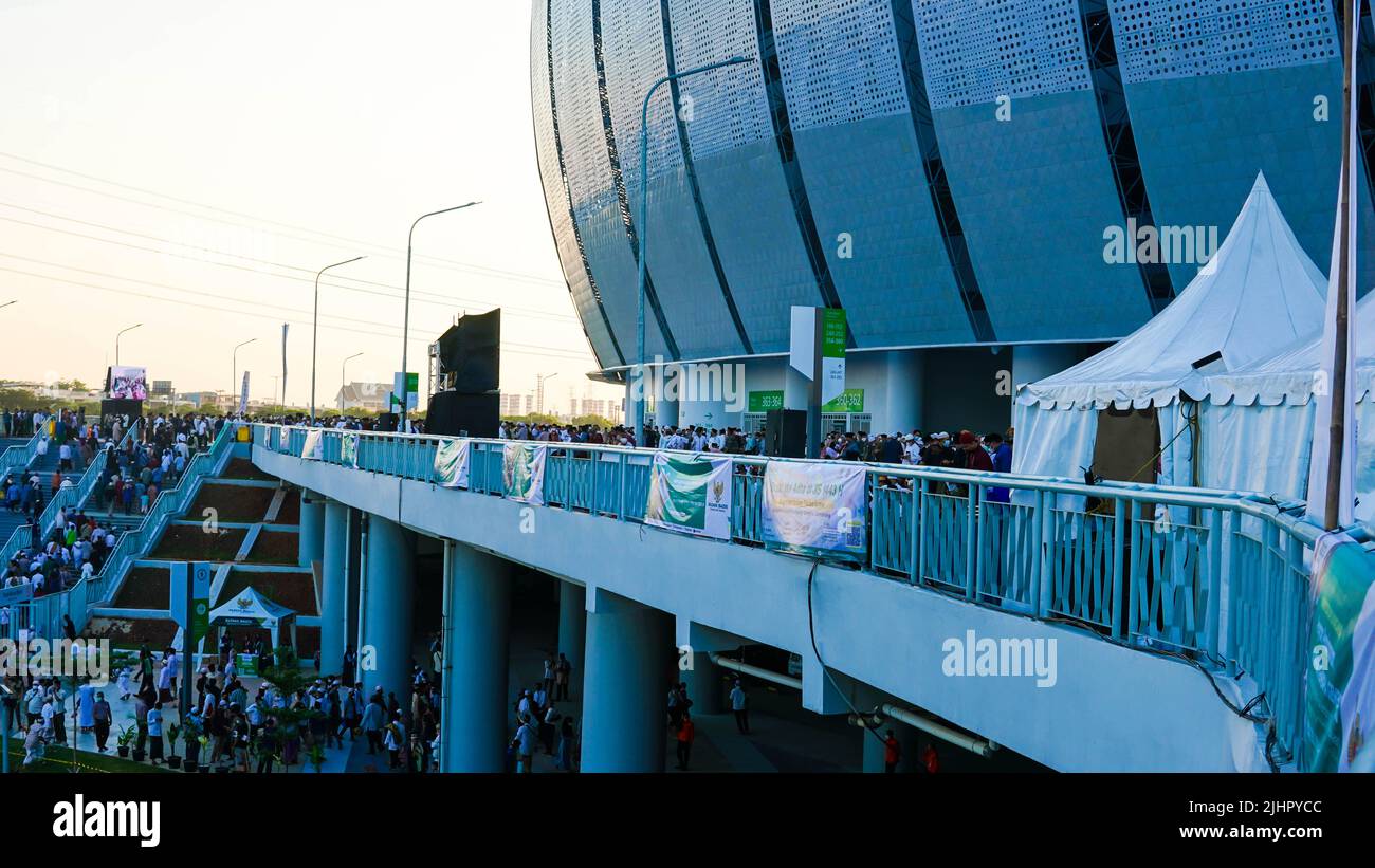 Jakarta, Indonesien 14.. Juli 2022 ein Teil der muslimischen Gemeinde von jakarta wurde von adha 1435 H in dem neuen Stadion namens jakarta International Stadium bete Stockfoto