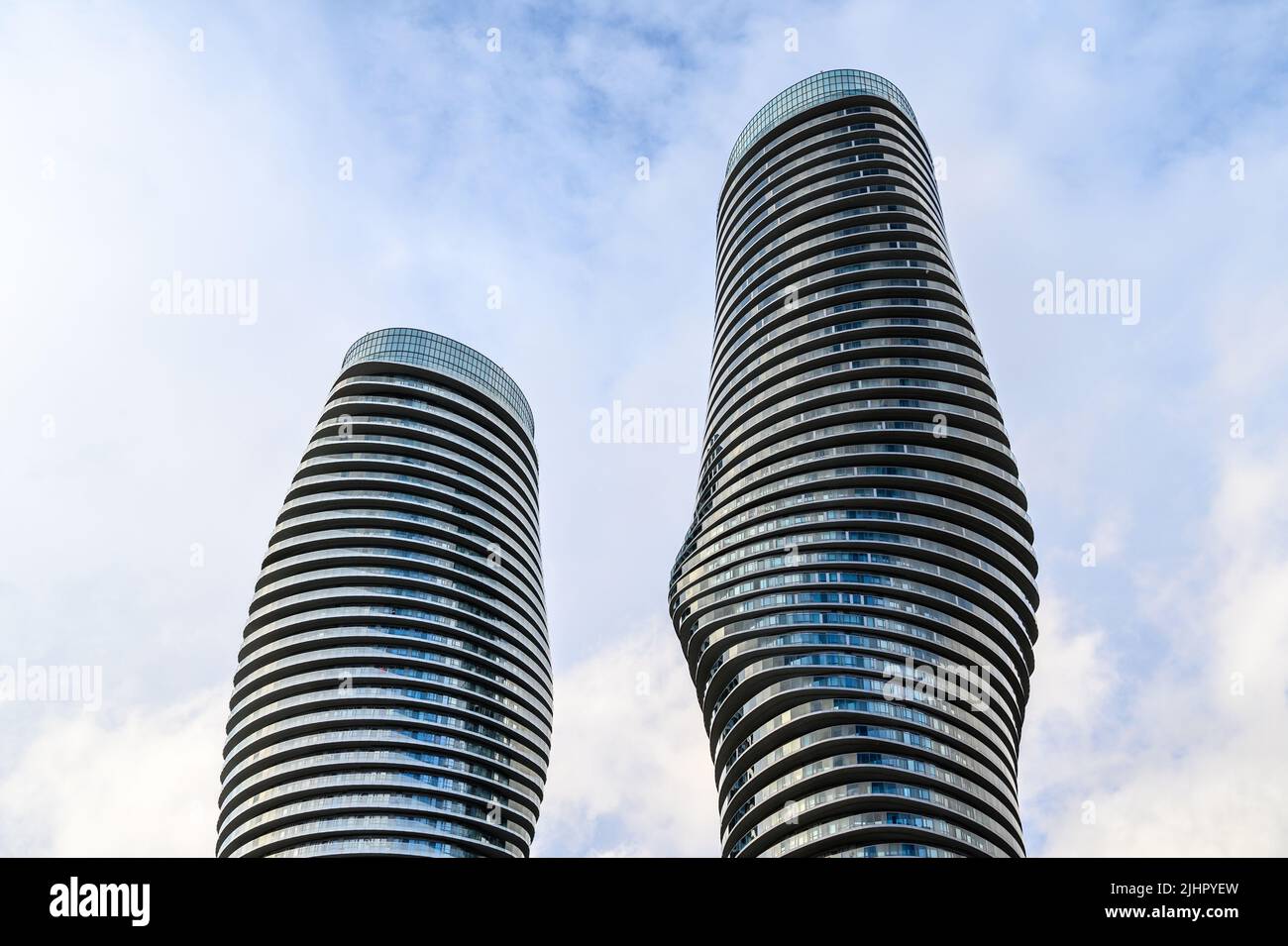 Absolute World Twin Towers (auch Marilyn Monroe Towers genannt) sind zwei Wohngebäude in Mississauga, Ontario, Kanada. Stockfoto