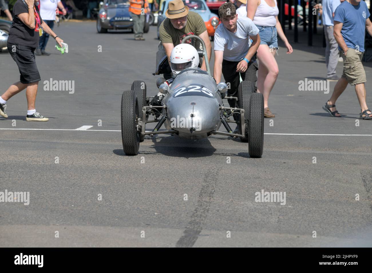 Ein silberner Cooper Mk8 mit der Nummer 225 und 500cc Motor, der beim Shelsey Walsh Classic Nostalgia Event im Juli 2022 an den Start geschoben wurde Stockfoto