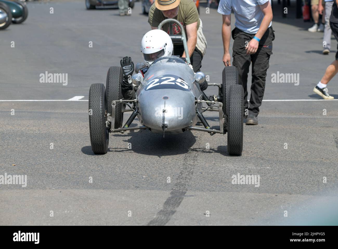 Ein silberner Cooper Mk8 mit der Nummer 225 und 500cc Motor, der beim Shelsey Walsh Classic Nostalgia Event im Juli 2022 an den Start geschoben wurde Stockfoto