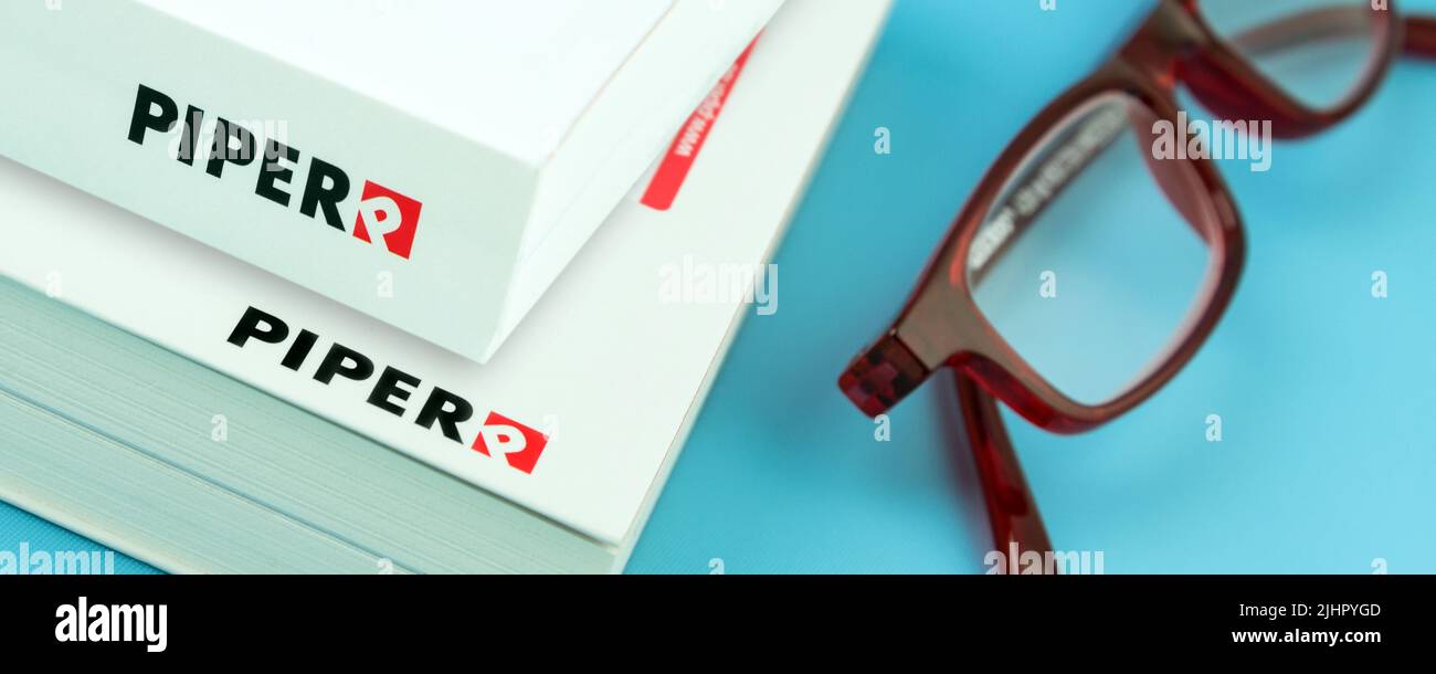 Bücher vom Verlag Piper mit Lesebrille Stockfoto