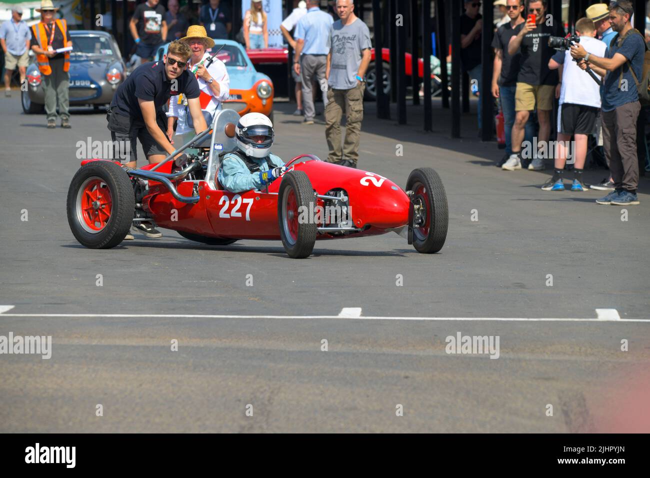 Ein roter Cooper Mk 11 mit der Nummer 227 und 998Scc Motor wurde beim Shelsey Walsh Classic Nostalgia Event im Juli 2022 an den Start geschoben Stockfoto