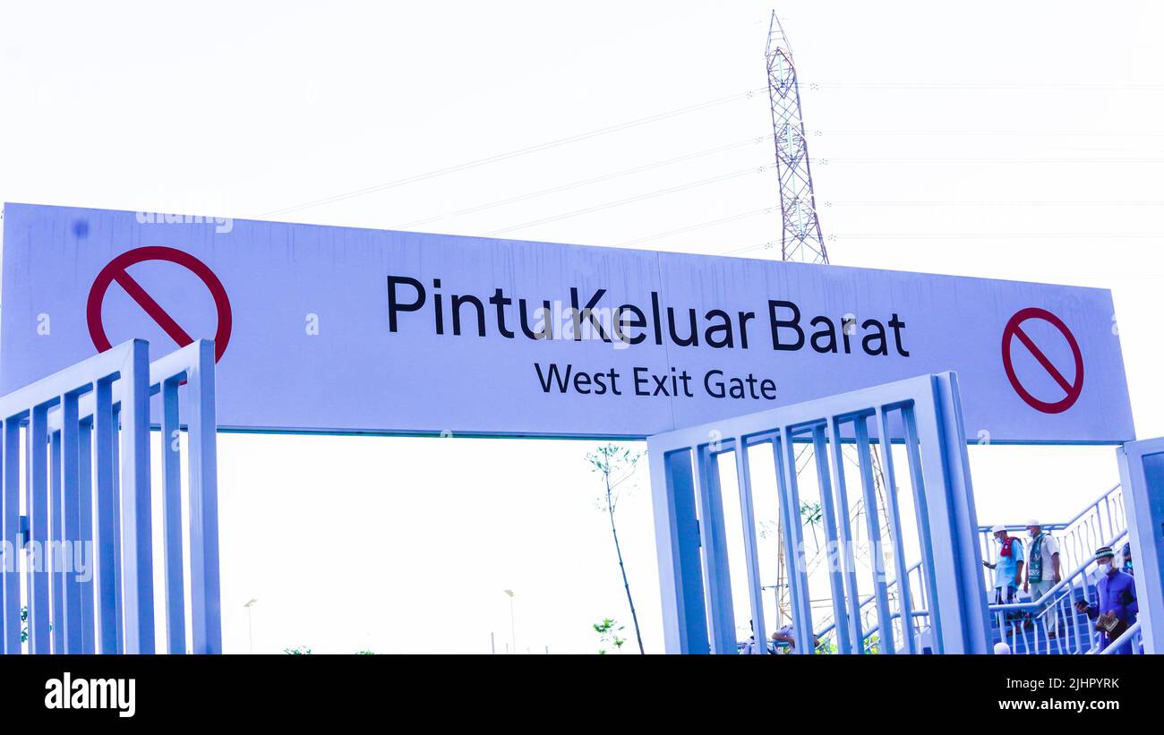 Jakarta, INDONESIEN - 14.. Juli 2022 - Jakarta Internationale Stadionmarker als Boarddirektionen und Führer Stockfoto