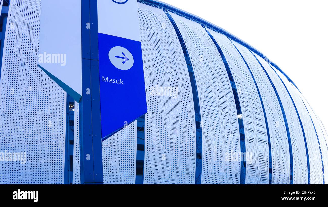 Jakarta, INDONESIEN - 14.. Juli 2022 - Jakarta Internationale Stadionmarker als Boarddirektionen und Führer Stockfoto