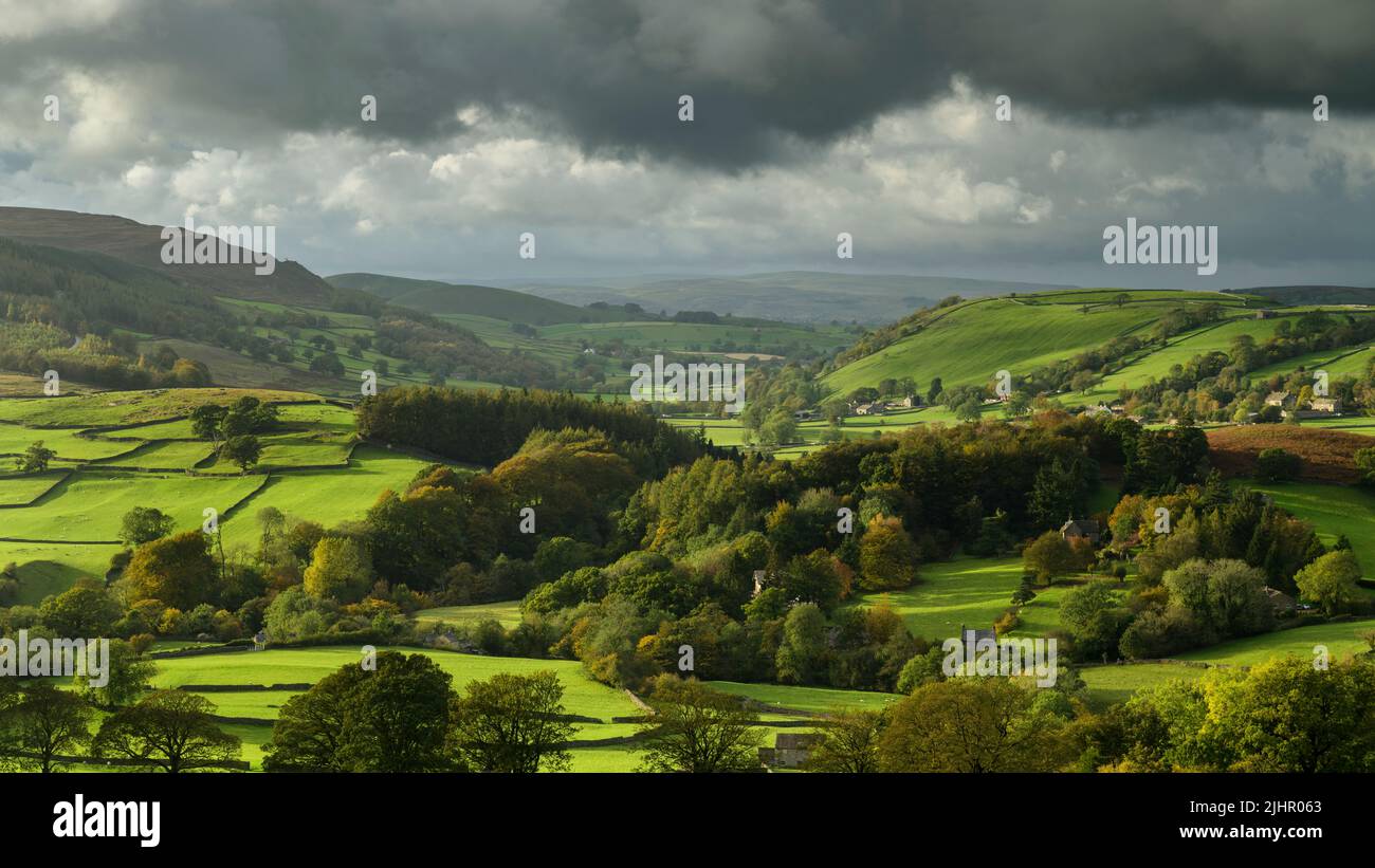 Landschaftlich reizvolle ländliche Wharfedale-Landschaft (breites grünes Tal, hohe Hochebenen, Sonnenlicht auf Feldern, bewölktem Himmel und Sonne nach Regen) - North Yorkshire, England, Großbritannien. Stockfoto