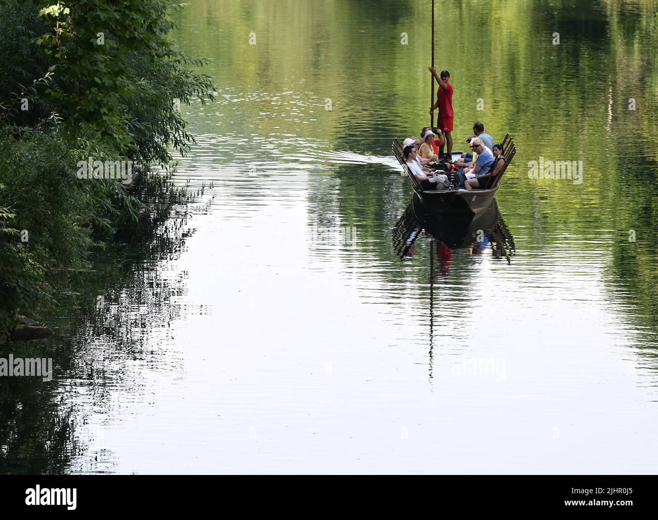 20. Juli 2022, BadenWürttemberg, Tübingen Ausflügler suchen bei Hochsommertemperaturen
