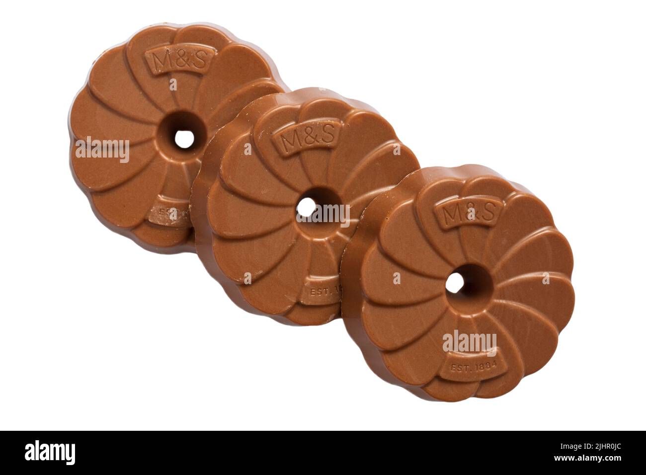 Drei 3 extrem schokoladige Milchschokolade rundet Kekse von M&S isoliert auf weißem Hintergrund ab Stockfoto