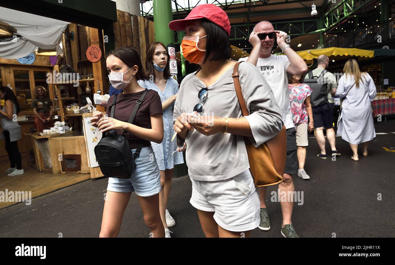 London, England, Großbritannien. Borough Market, Southwark. Menschen mit Gesichtsmasken, Juli 2022 Stockfoto